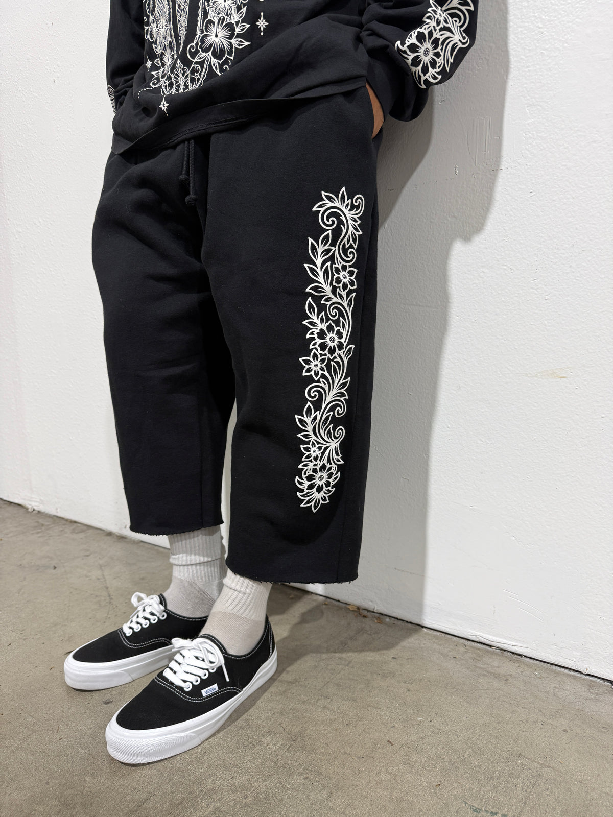 BLACK 3/4 SAMPAGUITA SHORTS